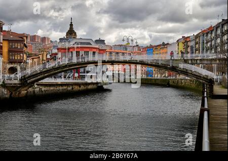 Nervion River Et Le Marché De La Rivera, Bilbao, Gascogne, Pays Basque, Euskadi, Euskal Herria, Espagne, Europe Banque D'Images