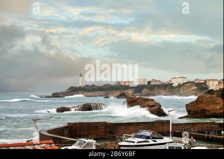 Vue sur le vieux port de pêche, Biarritz, Pyrénées Atlantiques, Aquitaine, France Banque D'Images