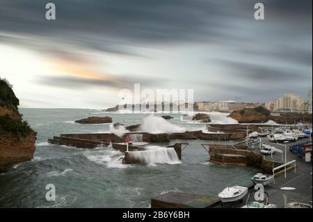 Vue sur le vieux port de pêche, Biarritz, Pyrénées Atlantiques, Aquitaine, France Banque D'Images