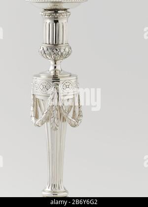 Kandelaar Candlestick d'argent, dans le style Louis XIV. La tige cannelée s'étend vers le haut plus large et fermée par une liste de rosettes Où: Trois guirlandes hangen. Fabricant : orfèvre Cornelis Knuysting (possible) Lieu de fabrication: Rotterdam Date: 1789 - 1791 matériau: Argent Dimensions: H 26,5 cm. D × 14,1 cm. × 685 g gr Banque D'Images