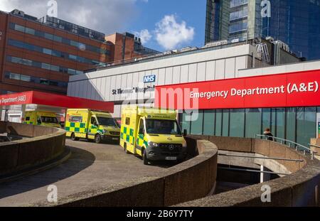 Londres, Royaume-Uni. 12 mars 2020. Ambulances en attente à l'hôpital St Thomas de Londres à mesure que la pression augmente sur le NHS avec la pandémie de coronavirus. Le gouvernement tient aujourd'hui une réunion d'urgence de la COBRA pour discuter de la pandémie. Crédit: Tommy London/Alay Live News Banque D'Images