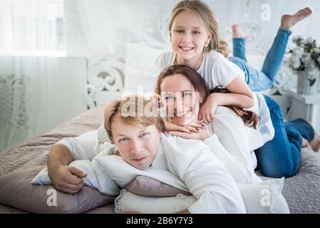 Beau père de famille positif et fille plus âgée et frère nouveau-né dans une belle et élégante chambre. Concept familial parfait. Concept publicitaire Banque D'Images