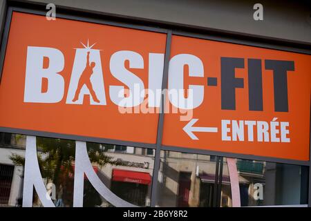 Bordeaux , Aquitaine / France - 11 20 2019 : Centre de remise en forme Basic-Fit signe logo marché européen leader du marché Sport de base Fit store Banque D'Images