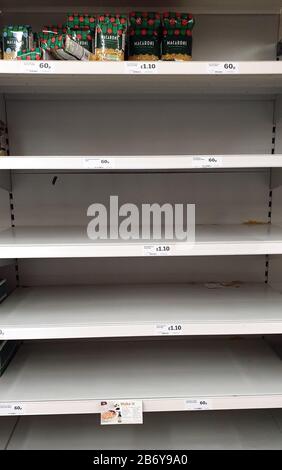 Une vue des étagères vides de pâtes dans un supermarché de Folkestone, Kent, comme au Royaume-Uni, les acheteurs vident des étagères de papier de toilette, des pâtes, des désinfectants pour les mains et des aliments en conserve alors que les craintes se développent sur la propagation du coronavirus. Banque D'Images