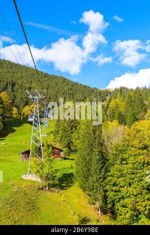 Grindelwald, Suisse téléphérique cabines Jungfrau Haut de l'Europe et vert Alpes suisses montagnes paysage Banque D'Images