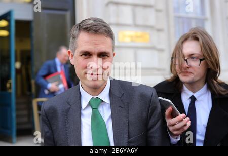 Gavin Williamson, secrétaire à l'éducation, quitte le Cabinet Office, à Londres, à la suite d'une réunion du comité d'urgence du gouvernement Cobra pour discuter du coronavirus. Banque D'Images