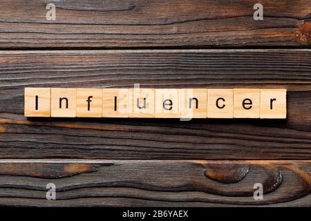 Influenceur mot écrit sur une cale en bois. influenceur texte sur table, concept. Banque D'Images