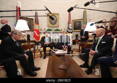 Taoiseach Leo Varadkar (centre, gauche) rencontre le président américain Donald Trump au Bureau ovale de la Maison Blanche à Washington DC lors de la visite de Taoiseach aux États-Unis. Banque D'Images