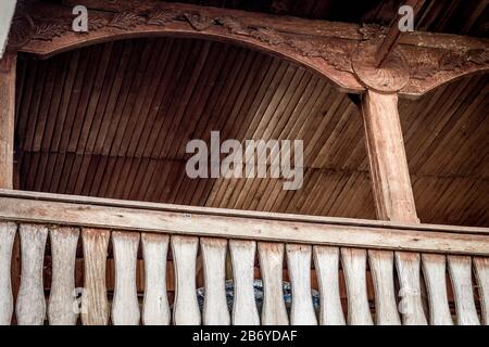 Vue vers le haut d'une ancienne maison en bois terrasse avec beau motif Banque D'Images