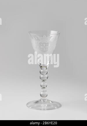 Kelkglas met het wapen van het Haagse Sint Sebastiaans- of schutterschilde Kelkglas van helder, kleurloos glas, gegraveerd met het wapen van het Haagse Sint Sebastiaans- of schutterschilde. Fabricant : glasblazer: Anoniemglasgraveur: AnoniemPlaats fabrication: Glasblazer: Nederlandenglasgraveur: Noordelijke Nederlanden Dating: CA. 1725 - ca. 1750 kenmerken physique: Helder, kleurloos glas met radigravure matériau: Glas Techniek: Radigrave / glasblazen Dimensions: H 17,6 cm. × d 8,4 cm. Onderwerp Banque D'Images