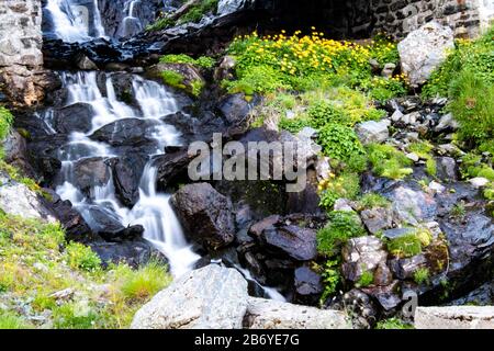 Belle chute d'eau dans les montagnes Banque D'Images