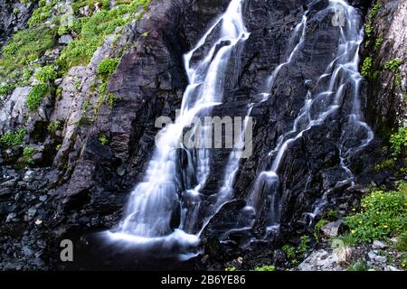 Belle chute d'eau dans les montagnes Banque D'Images