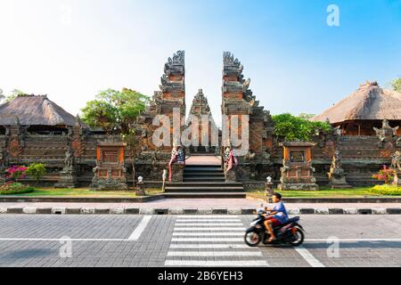 Indonésie, Bali, Sukawati, Village De Batuan, Pura Puseh (Temple De Batuan), Split Gateway (Candi Bentar) Banque D'Images