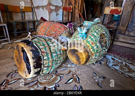 Tambours cérémoniels À L'Intérieur de la salle de chant à l'église orthodoxe Abreha wa Atsbaha, région de Gheralta, Tigray, Ethiopie Banque D'Images