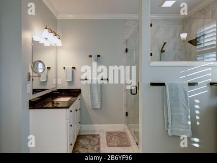 Belle salle de bains de luxe avec marbre et granit et douche en verre indépendante. Banque D'Images