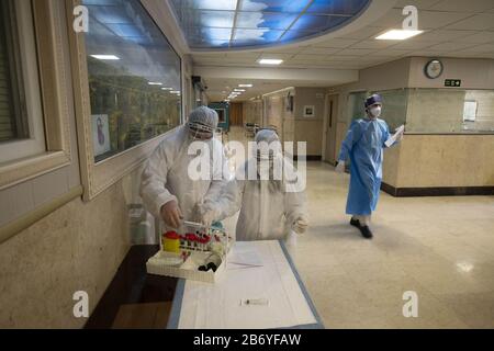 Téhéran, Iran. 12 mars 2020. Le personnel médical iranien portant des équipements de protection vérifie les échantillons de test du coronavirus (Covid-19) lorsqu'ils travaillent dans une section de quarantaine de l'hôpital de Rassolakram dans l'ouest de Téhéran à la suite d'une nouvelle éclosion de coronavirus (Covid-19) en Iran le 11 mars 2020. Photo de Morteza Nikoubazl/UPI crédit: UPI/Alay Live News Banque D'Images