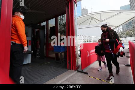 Shanghai. 12 mars 2020. Les touristes se préparent à entrer dans la tour de la Perle orientale de Shanghai, le 12 mars 2020. La tour de Shanghai, le bâtiment le plus élevé de Chine, a rouvert son attraction touristique « Top of Shanghai Observatory » à partir de jeudi. Deux autres sites touristiques ont également commencé à recevoir des touristes de jeudi, dont la tour des perles orientales de Shanghai et la tour Jinmao de Shanghai. POUR ALLER AVEC les paysages de gratte-ciel de 'Hanghai, les monuments à rouvrir' crédit: Fang Zhe/Xinhua/Alay Live News Banque D'Images