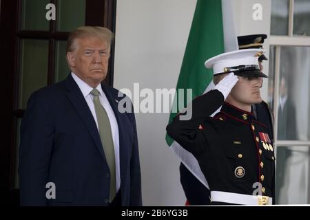 Washington, États-Unis. 12 mars 2020. Le président américain Donald Trump attend en dehors de l'aile ouest de la Maison-Blanche pour l'arrivée du Premier ministre irlandais Leo Varadkar à la Maison-Blanche à Washington, DC le jeudi 12 mars 2020. Photo de Tasos Katopodis/UPI crédit: UPI/Alay Live News Banque D'Images