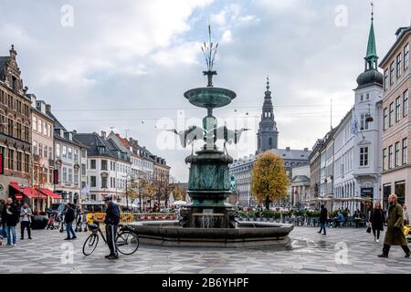 Fontaine Stork conçue par Edvard Petersen et Vilhelm Bissen en 1894 sur la place Amagertorv, Copenhague, Danemark. Banque D'Images