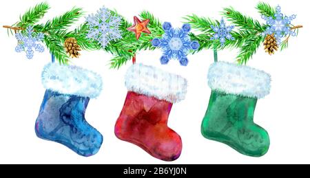 Chaussettes de Noël colorées avec branches de fourrure blanche et d'épinette. Illustration de l'aquarelle. Isolé. Banque D'Images