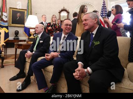 (De gauche à droite) Edward Crawford, ambassadeur des États-Unis en Irlande, Mick Mulvaney, chef de cabinet intérimaire de la Maison-Blanche et Mark Meadows, Qui sera le prochain chef de cabinet de la Maison Blanche, au Bureau ovale de la Maison Blanche à Washington DC lors d'une réunion entre le Président et Taoiseach Leo Varadkar, qui est en visite aux États-Unis. Banque D'Images