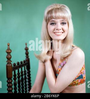 Hanni Vanhaiden, deutsche Fernsehansagerin und Moderatorin bei einem Fotoshooting, Deutschland Anfang 1970. Hanni Vanhaiden, annonceur et présentateur de la télévision allemande lors d'une séance photo, Allemagne, début 1970. Banque D'Images