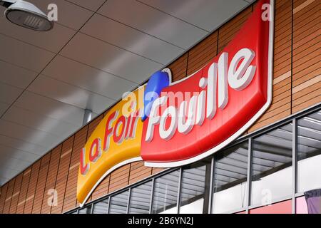 Bordeaux , Aquitaine / France - 02 20 2020 : la mousse Fougille signe logo boutique française marque chaîne de vente d'articles décoratifs bon marché dans la boutique mir'Fouille Banque D'Images