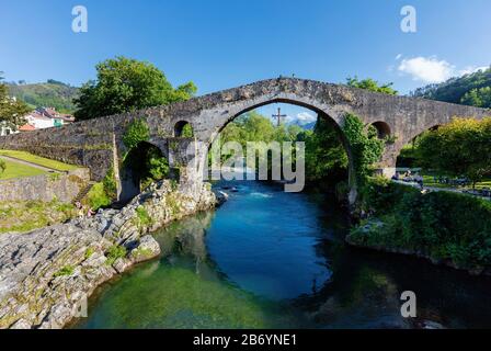 Pont triple arqué sur la rivière Sella, Cangas de Onis, Asturies, Espagne. Le pont est connu localement sous le nom de pont romain. Bien qu'il ait été construit o Banque D'Images