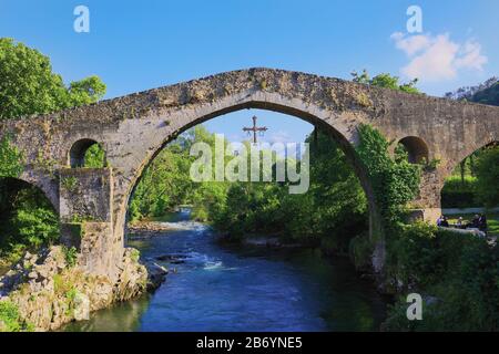 Pont triple arqué sur la rivière Sella, Cangas de Onis, Asturies, Espagne. Le pont est connu localement sous le nom de pont romain. Bien qu'il ait été construit o Banque D'Images