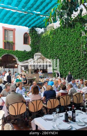 Les clients qui attendent de manger au restaurant Casa Palacio Bandoléro, Cordoba, province de Cordoba, Andalousie, sud de l'Espagne. Le centre historique de Cordoue est Banque D'Images