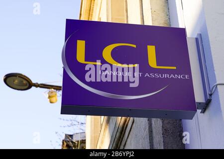 Bordeaux , Aquitaine / France - 02 21 2020 : logo lcl signe le crédit Lyonnais Banque et assurance signalisation de marque bancaire française Banque D'Images