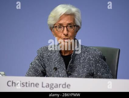 (200312) -- FRANCFORT, le 12 mars 2020 (Xinhua) -- la présidente de la Banque centrale européenne (BCE), Christine Lagarde, prononce une allocution lors d'une conférence de presse au siège de la BCE à Francfort, en Allemagne, le 12 mars 2020. La Banque centrale européenne (BCE) a décidé jeudi de ne pas modifier les taux d'intérêt clés, mais a mis en place un ensemble complet de mesures de politique monétaire pour assurer le soutien des liquidités dans le contexte des préoccupations de la COVID-19. (ECB/document via Xinhua) À USAGE ÉDITORIAL UNIQUEMENT. PAS À VENDRE POUR DES CAMPAGNES DE MARKETING OU DE PUBLICITÉ. Banque D'Images