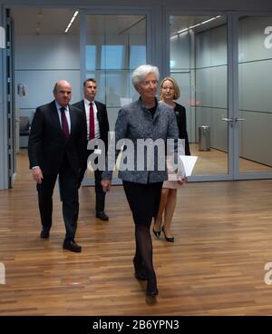 (200312) -- FRANCFORT, le 12 mars 2020 (Xinhua) -- la présidente de la Banque centrale européenne (BCE), Christine Lagarde, assiste à une conférence de presse au siège de la BCE à Francfort, en Allemagne, le 12 mars 2020. La Banque centrale européenne (BCE) a décidé jeudi de ne pas modifier les taux d'intérêt clés, mais a mis en place un ensemble complet de mesures de politique monétaire pour assurer le soutien des liquidités dans le contexte des préoccupations de la COVID-19. (ECB/document via Xinhua) À USAGE ÉDITORIAL UNIQUEMENT. PAS À VENDRE POUR DES CAMPAGNES DE MARKETING OU DE PUBLICITÉ. Banque D'Images