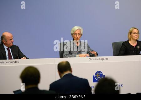 (200312) -- FRANCFORT, le 12 mars 2020 (Xinhua) -- la présidente de la Banque centrale européenne (BCE), Christine Lagarde (C), s'exprime lors d'une conférence de presse au siège de la BCE à Francfort, en Allemagne, le 12 mars 2020. La Banque centrale européenne (BCE) a décidé jeudi de ne pas modifier les taux d'intérêt clés, mais a mis en place un ensemble complet de mesures de politique monétaire pour assurer le soutien des liquidités dans le contexte des préoccupations de la COVID-19. (ECB/document via Xinhua) À USAGE ÉDITORIAL UNIQUEMENT. PAS À VENDRE POUR DES CAMPAGNES DE MARKETING OU DE PUBLICITÉ. Banque D'Images