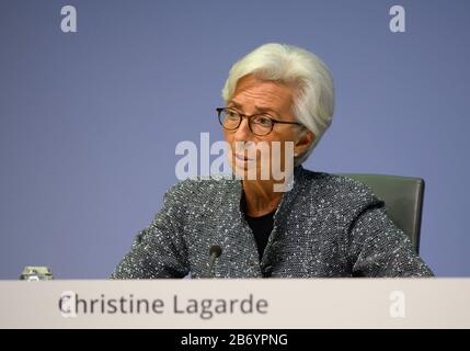 (200312) -- FRANCFORT, le 12 mars 2020 (Xinhua) -- la présidente de la Banque centrale européenne (BCE), Christine Lagarde, prononce une allocution lors d'une conférence de presse au siège de la BCE à Francfort, en Allemagne, le 12 mars 2020. La Banque centrale européenne (BCE) a décidé jeudi de ne pas modifier les taux d'intérêt clés, mais a mis en place un ensemble complet de mesures de politique monétaire pour assurer le soutien des liquidités dans le contexte des préoccupations de la COVID-19. (ECB/document via Xinhua) À USAGE ÉDITORIAL UNIQUEMENT. PAS À VENDRE POUR DES CAMPAGNES DE MARKETING OU DE PUBLICITÉ. Banque D'Images