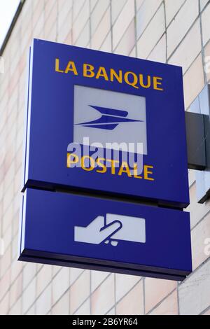 Bordeaux , Aquitaine / France - 12 28 2019 : la Banque postale logo guichet automatique bureau de boutique de poste bancaire français Banque D'Images