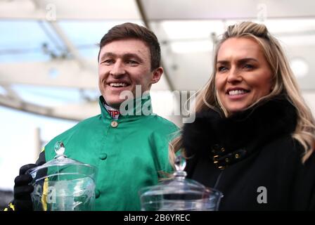 Jockey Adam Wedge célèbre la victoire de Paddy Power Stayers Hurdle avec l'entraîneur Rebecca Curtis au cours du troisième jour du Cheltenham Festival à l'hippodrome de Cheltenham. Banque D'Images