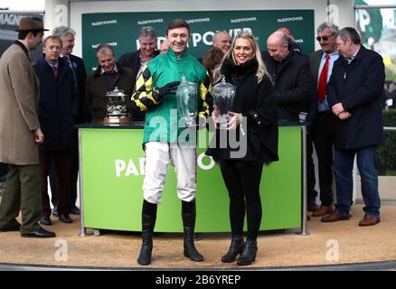 Jockey Adam Wedge célèbre la victoire de Paddy Power Stayers Hurdle avec l'entraîneur Rebecca Curtis au cours du troisième jour du Cheltenham Festival à l'hippodrome de Cheltenham. Banque D'Images