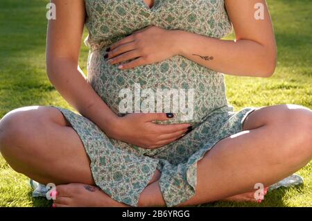 Image rapprochée de la femme enceinte qui caresse son bébé bosse Banque D'Images