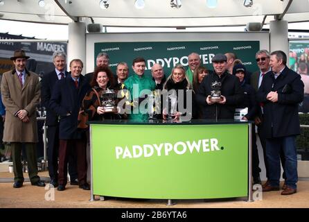 Jockey Adam Wedge célèbre la victoire de Paddy Power Stayers Hurdle avec l'entraîneur Rebecca Curtis et des connexions gagnantes pendant le troisième jour du Cheltenham Festival à l'hippodrome de Cheltenham. Banque D'Images