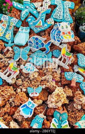 Jouets en céramique bleue de l'œil maléfique sous forme de coraux animaux différents. Souvenirs de la Turquie Banque D'Images