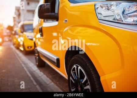 Taxi jaune dans le parking attendant le client. Taxi dans la rue. Une rangée de taxis sur le trottoir éclairé par les phares Banque D'Images
