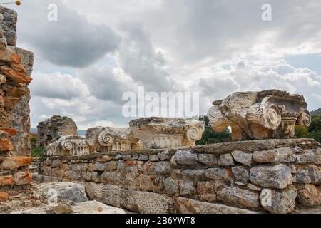 De belles ruines d'architecture urbaine, une décoration élégante de bâtiments. Parties des ruines et des ruines de l'antiquité ancienne. Ville D'Éphèse, Turquie Banque D'Images