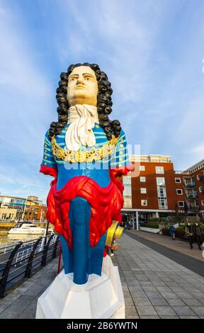 Figuretête colorée de HMS Marlborough au point de vente de Gunwharf Quays au port de Portsmouth, dans le Hampshire, dans le sud de l'Angleterre, par une journée ensoleillée Banque D'Images