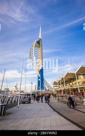 Emirates Spinnaker Tower, une tour d'observation historique sur la côte au centre commercial Gunwharf Quays, Port de Portsmouth, Hampshire, sud de l'Angleterre Banque D'Images