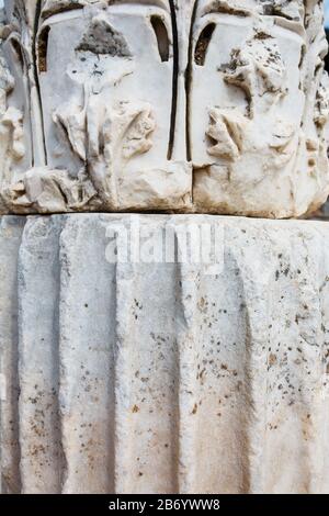 Belle et gracieux ornement de colonnes, un élément de bâtiments. Parties des ruines et des ruines de l'antiquité ancienne. L'art de la Grèce antique. Banque D'Images