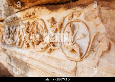 Magnifique et gracieux ornement, un élément de bâtiments. Parties des ruines et des ruines de l'antiquité ancienne. L'art de la Grèce antique. Ville d'Ephesu Banque D'Images