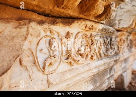 Magnifique et gracieux ornement, un élément de bâtiments. Parties des ruines et des ruines de l'antiquité ancienne. L'art de la Grèce antique. Ville d'Ephesu Banque D'Images