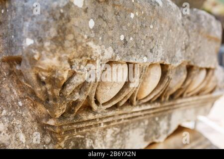 Magnifique et gracieux ornement, un élément de bâtiments. Parties des ruines et des ruines de l'antiquité ancienne. L'art de la Grèce antique. Ville d'Ephesu Banque D'Images