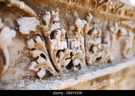 Magnifique et gracieux ornement, un élément de bâtiments. Parties des ruines et des ruines de l'antiquité ancienne. L'art de la Grèce antique. Ville d'Ephesu Banque D'Images